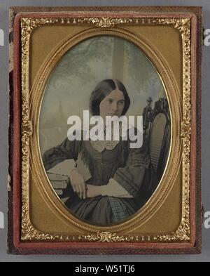 Ritratto di una giovane donna seduta in Highback sedia in vimini, attribuito a S. Lenox, circa 1855, Ambrotype Foto Stock