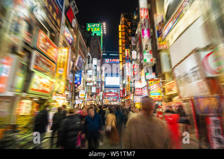 Camminando lungo Kabukicho a Tokyo Foto Stock