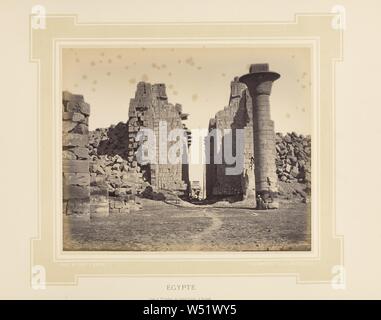 Egypte: Cour et 2me pylône du grand Temple de Karnak, Félix Bonfils (francese, 1831 - 1885), Alais, Francia, 1877, oscurata albume silver stampa, 22,9 × 28 cm (9 × 11 in Foto Stock