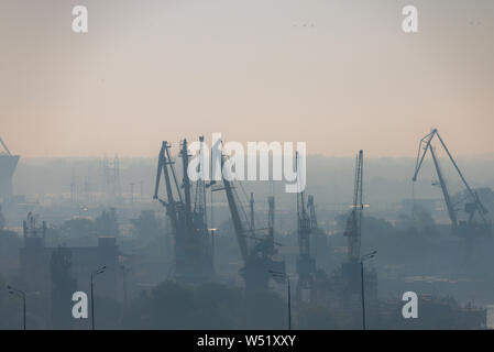 Inquinamento atmosferico presso il molo. Cattiva qualità dell'aria riempita con polvere provoca delle malattie respiratorie. Il riscaldamento globale da inquinamento atmosferico problema. P ambientale Foto Stock