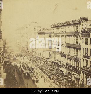 I funerali del Presidente Lincoln, New York, Aprile 25th, 1865., Edward e Henry T. Anthony & Co. (Americani, 1862 - 1902), 25 aprile 1865, albume silver stampa, 7,5 × 7,4 cm (2 15/16 × 2 15/16 in Foto Stock