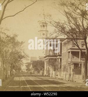 Vista in riunione Street, mostrando la Carolina del Sud Hall e Chiesa di St. Michael, Charleston S.C., George N. Barnard (American, 1819 - 1902), circa 1875, albume silver stampa Foto Stock