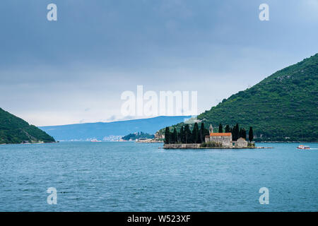 Montenegro, piccolo isolotto di Saint George Benedictian monastero sulla isola di San Giorgio Ostrvo Sveti Dorde a costa di perast città vecchia, una meta turistica molto un Foto Stock