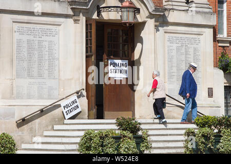 I visitatori di un seggio in Municipio a Henley-on-Thames per le elezioni del consiglio Foto Stock