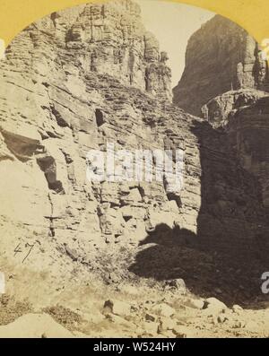 Il Canonico di Kanab Creek, vicino al punto in cui si congiunge il Grand Canon di Colorado. Le pareti sono di calcare...2.500 piedi di altezza., William H. Campana (American, 1830 - 1910), 1872, albume silver stampa Foto Stock