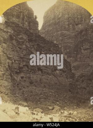 Il Canonico di Kanab Creek, vicino al punto in cui si congiunge il Grand Canon di Colorado. Le pareti sono di calcare...2.500 metri in altezza, William H. Campana (American, 1830 - 1910), 1872, albume silver stampa Foto Stock