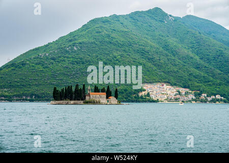 Montenegro, Isola di San Giorgio e monastero benedictian su ostrovo sveti dorde circondata da verdi montagne maestose natura paesaggio Foto Stock