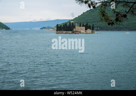 Montenegro, Isola di San Giorgio con benedictian monastero di St George island ostrovo sveti dorde, popolare attrazione turistica visitata da molti turisti b Foto Stock