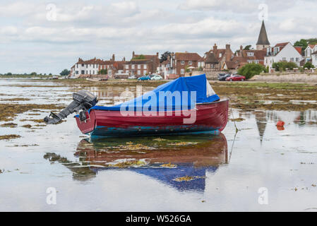 Spiaggiata barche in acque poco profonde a bassa marea nel porto di Chichester, Bosham Village West Sussex, in Inghilterra, Regno Unito. Bosham vista del paesaggio. Foto Stock