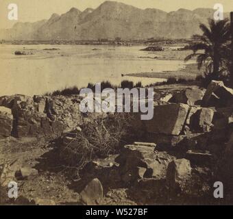 Pile di roccia vicino al corpo di acqua, Palm tree a destra, Francis Frith (inglese, 1822 - 1898), 1856-1857, albume silver stampa Foto Stock