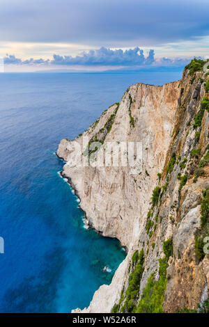 Grecia ZANTE, brusche massiccio muro di roccia scogliera in acque azzurre a Navagio beach Foto Stock