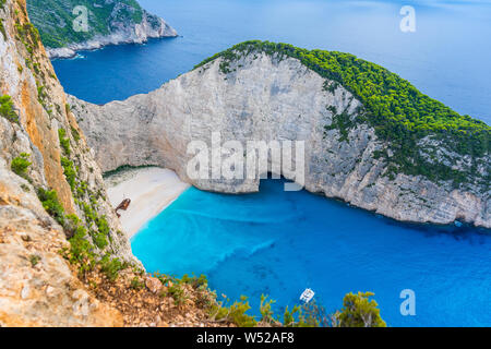 Grecia Zante, il paradiso come la vista sulla spiaggia di sabbia bianca e acque azzurre del naufragio spiaggia da scogliere Foto Stock