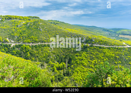 Grecia ZANTE, Curva strada di montagna attraverso il paradiso verde come le montagne e le valli Foto Stock