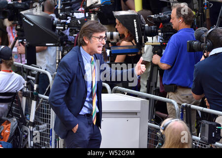 Robert Peston - Editor politico di ITV News - a Downing Street 24 luglio 2019, giorno Boris Johnson è diventato Primo Ministro Foto Stock