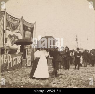 Fiera: persone presso le sedi di alcune donne a piedi con ombrelloni, Sconosciuto maker, americano, circa 1890, albume silver stampa Foto Stock