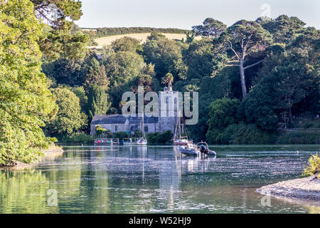 Una molla di alta marea inondazioni Saint Just in Roseland creek a destra fino al confine della chiesa Foto Stock