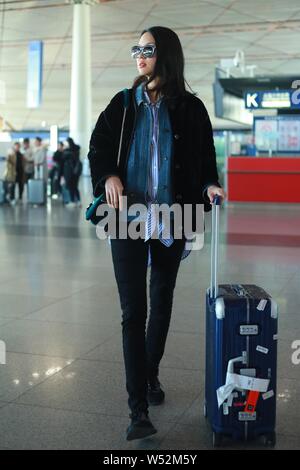 Modello cinese e attrice Zhang Zilin è raffigurato presso l'Aeroporto Internazionale Capital di Pechino in Cina, 17 gennaio 2019. Foto Stock