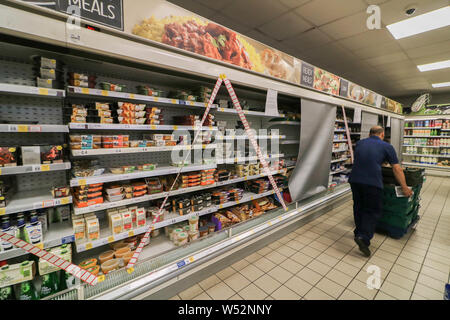 Londra REGNO UNITO. Il 26 luglio 2019. * * il permesso concesso**. Ripiani refrigerati presso il locale supermercato Tesco a Wimbledon sono coperti da schermi come la refrigerazione è rotto a causa di calore estremo che è probabile che influiscono sulla produzione e del latte e di prodotti a base di carne .uno studio ha trovato il supermercato Tesco gigante consuma più di 6 milioni di mega-watt ore di energia non rinnovabile in 2018/19 - un importo equivalente alla alimentazione di otto città Credito: amer ghazzal/Alamy Live News Foto Stock