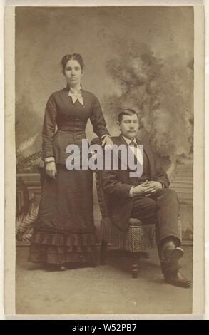 Unidentified giovane: donna in piedi con un uomo con i baffi seduto, Frank luogo (American, attivo 1880 - 1900S), 1870-1875, albume silver stampa Foto Stock