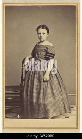 Unidentified giovane donna in piedi con un braccio in appoggio su schienale, L. grigio (American, attivo Williamsburg, Viriginia 1860s), 1865-1870, albume silver stampa Foto Stock