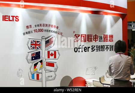 --FILE--Vista della gabbia di International English Language Testing System (IELTS durante una fiera di istruzione a Pechino in Cina, 20 ottobre 2018. Acad Foto Stock