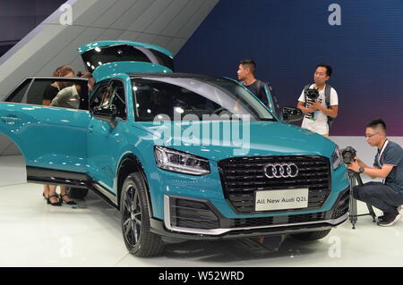 --FILE--i visitatori visualizza una nuova Audi Q2L auto visualizzato durante un salone automobilistico di Chengdu, a sud-ovest della Cina di provincia di Sichuan, 31 agosto Foto Stock