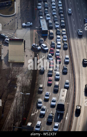 Un gran numero di veicoli si muovono lentamente durante un inceppamento di traffico in avanti del cinese tradizionale 'Piccolo nuovo anno' festival, una settimana prima del "nuovo anno,' o Foto Stock