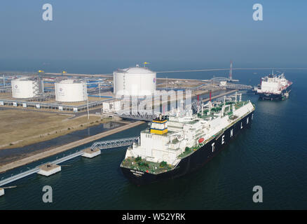 --FILE -- Una veduta aerea di un gas naturale liquefatto (GNL) serbatoio di stoccaggio di CNOOC (China National Offshore Oil Corporation) di Tianjin, Cina, 12 Ottobre Foto Stock