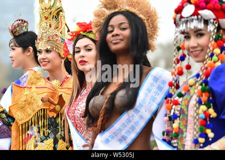 I concorrenti in costumi tradizionali prendere parte all'aperto, in una sessione di foto per la 53th perdere tutti Nationsl Pageant in Nanjing city, est della Cina di Foto Stock