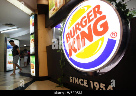 --FILE--i clienti che entrano in un ristorante di un fast food di Burger King in Cina a Shanghai, 4 agosto 2014. Stati Uniti una catena di fast food Burger King Corp mira ad aprire una Foto Stock