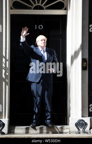 Il nuovo Primo Ministro Boris Johnson parla di media al di fuori del numero 10 di Downing Street sulla luglio 24, 2019 a Londra, Inghilterra. Boris Johnson, MP è stato eletto leader dei conservatori e di partito unionista ieri riceve il 66 per cento dei voti espressi dai membri del partito. Egli assume la carica di Primo Ministro questo pomeriggio dopo che il Primo Ministro uscente Theresa Maggio ha avuto domande in House of Commons per l'ultima volta Foto Stock