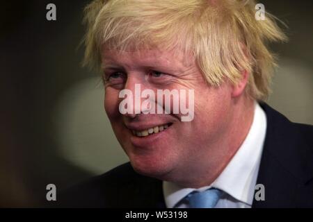 UXBRIDGE, Inghilterra - maggio 07: Boris Johnson il sindaco di Londra presso il conteggio per Uxbridge e Ruislip dove divenne M.P.per il collegio di West London. maggio su 8, 2015 in , Inghilterra. alla Brunel University di Londra durante il Uxbridge e South Ruislip contare su Maggio 8, 2015 in Uxbridge, Inghilterra. Il Regno Unito è andato alle urne per votare a favore di un nuovo governo in uno dei più combattuto molto attentamente le elezioni generali nella storia recente. Foto Stock