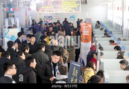 --FILE--Chinese job seeker cerca di occupazione a una fiera del lavoro in Suzhou City, est cinese della provincia di Jiangsu, 23 febbraio 2018. Più giovani cinesi opt Foto Stock