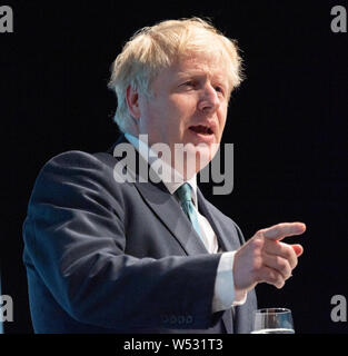 Leadership conservatore candidato Boris Johnson arriva prima di parlare a un pubblico di membri del partito come egli prende parte in una direzione del partito conservatore evento hustings a York Barbican sulla luglio 04, 2019 a York, Inghilterra Foto Stock