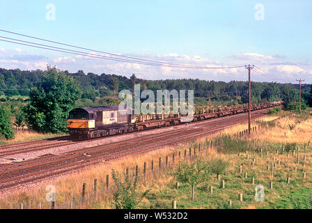 Una classe 58 locomotiva diesel numero 58041 lavorando un treno di reparto in basso a Basildon in Valle del Tamigi nel decimo mese di agosto 2001. Foto Stock