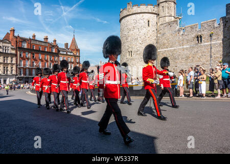 Cerimonia del cambio della guardia come i soldati del riparo nuovo parade nel Castello di Windsor per alleviare la vecchia guardia. Foto Stock