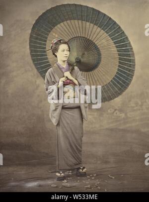 Donna Giapponese tenendo un grande ombrellone, Felice Beato (inglese, nato in Italia, 1832 - 1909), o Barone Raimund von Stillfried (austriaco, 1839 - 1911), Giappone, 1868-1880, colorate a mano albume silver stampa, 27,8 × 21,9 cm (10 15/16 × 8 5/8 in Foto Stock