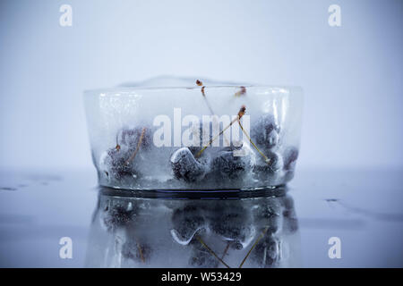 Sento freddo con ciliegie congelate Foto Stock