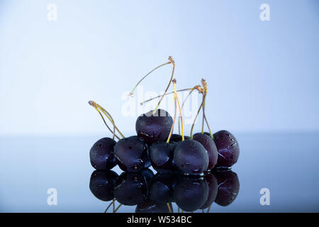 Sento freddo con ciliegie congelate Foto Stock