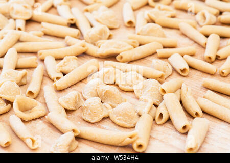 In casa crudo pasta pugliese sullo sfondo di pasta italiana chiamato Orecchiette piatto tipico del sud Italia, Regione Puglia Salento. Close up Foto Stock