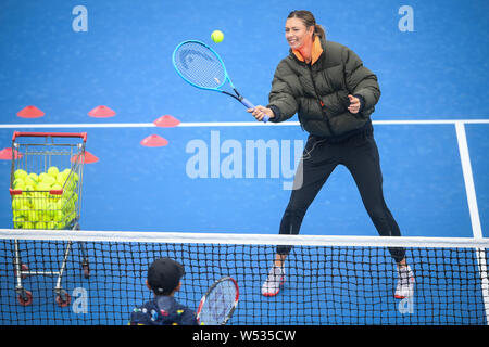 Il russo tennista Maria Sharapova assiste il campione la Giornata dei bambini durante il WTA 2019 Shenzhen Open Tennis Tournament nella città di Shenzhen, sud ch Foto Stock