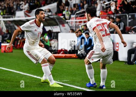 Sardar Azmoun dell Iran, destra, celebra con il suo compagno di squadra Mehdi Taremi dopo un goal contro la Cina nel loro quarto di partita finale durante il 201 Foto Stock