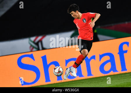 Hwang in-beom della Corea del Sud nazionale di calcio passa la palla contro il Qatar National football team nel loro quarto di partita finale durante il 2019 Foto Stock