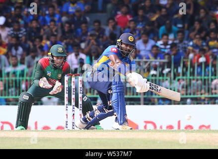 Luglio 26, 2019, Colombo, provincia occidentale, Sri Lanka: dello Sri Lanka cricketer Kusal Perera gioca un colpo durante la prima Giornata internazionale della partita di cricket tra Sri Lanka e del Bangladesh al R.Premadasa Stadium a Colombo in data 26 luglio 2019. Credito: Pradeep Dambarage/ZUMA filo/Alamy Live News Foto Stock