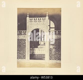 Agra, la schermata che racchiude i sarcofagi all' interno del Taj, Samuel Bourne (inglese, 1834 - 1912), Agra, India, 1865-1866, albume silver stampa, 27 × 19,9 cm (10 5/8 × 7 13/16 in Foto Stock
