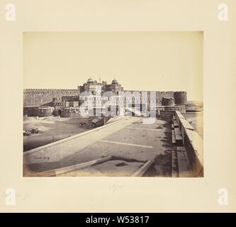 Agra, il Fort, Delhi Gate, Samuel Bourne (inglese, 1834 - 1912), Agra, India, 1865-1866, albume silver stampa, 23,1 × 28,9 cm (9 1/8 × 11 3/8 in Foto Stock