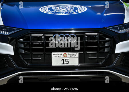 Una macchina della polizia di Audi di pattuglie precedendo l'AFC Asian Coppa di gruppo C match tra Cina e Kirghizistan vicino al Sheikh Khalifa International Stadium di Ab Foto Stock