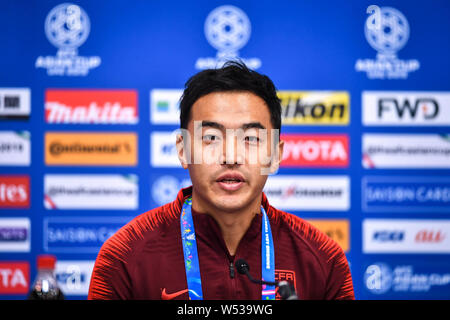 Feng Xiaoting della nazionale cinese gli uomini della squadra di calcio partecipa a una conferenza stampa prima della AFC Asian Coppa di gruppo C match contro il Kirghizistan a Al Ain Foto Stock