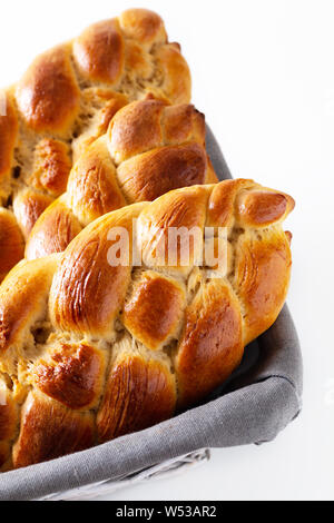 Cibo fatto in casa concetto pane fresco braid challah impasto nel cestino del pane con spazio di copia Foto Stock