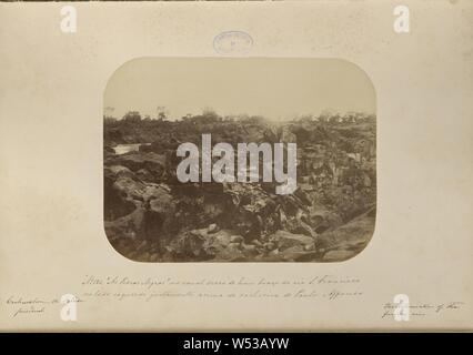 Come Pedras Negras n. canal secco de hum braco do Rio São Francisco non lado esquerdo justamente acima de Cachoeira de Paulo Affonso, Marc Ferrez (brasiliano, 1843 - 1923), Paulo Afonso, Bahia, Brasile, 1875 - 1876, albume silver stampa, 19,2 × 25,5 cm (7 9/16 × 10 1/16 in Foto Stock